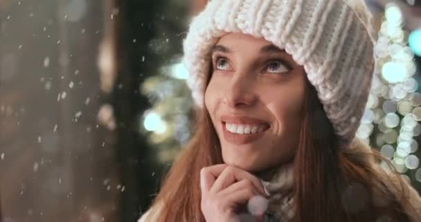 Window Shopping by Girl Standing Outdoor in de winter — Stockvideo