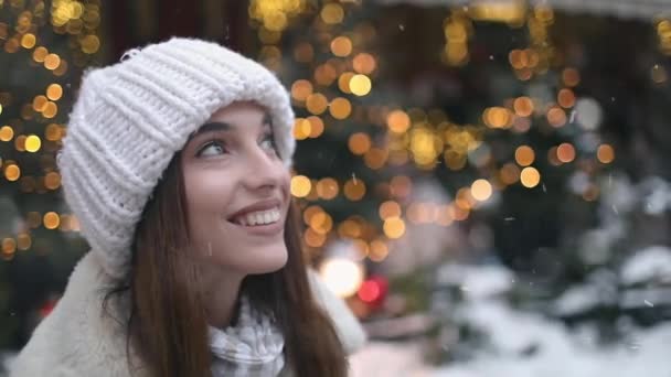 Close Up of Girl Aproveitando a queda de neve na rua — Vídeo de Stock