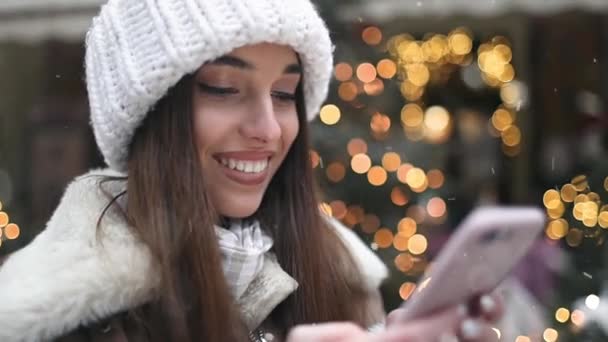 Dívka používající smartphone na ulici — Stock video