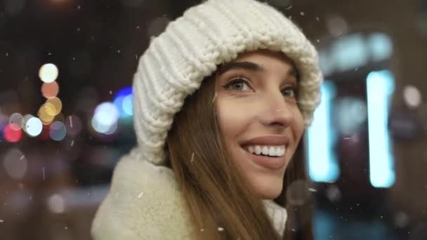 Крупним планом усміхненої дівчини обличчя вночі — стокове відео