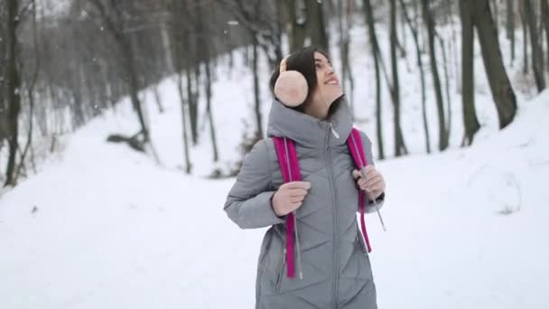 Молодая Девушка Смотрит Вокруг Время Прогулки Лесу Зимой — стоковое видео