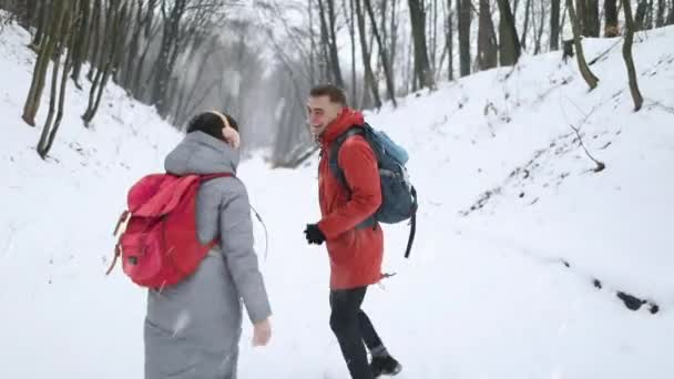 Aufgeregtes Paar hat Spaß im Wald, rennt — Stockvideo