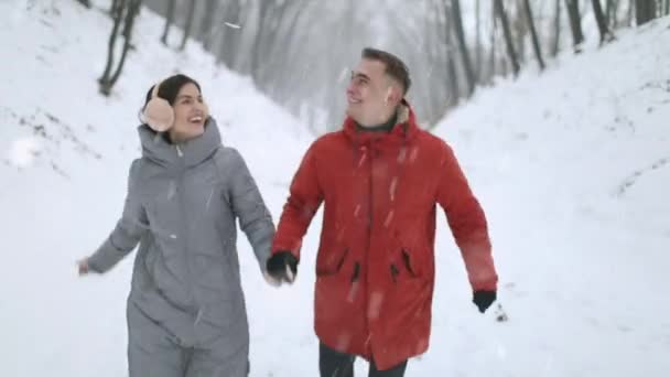 Ambicioso Jovem Casal Turista Desfrutando Floresta Inverno — Vídeo de Stock