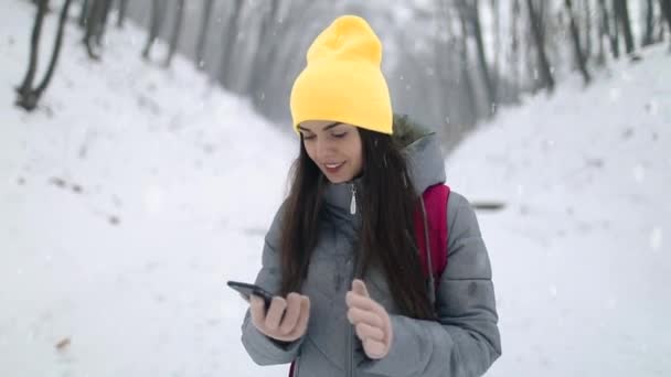 Mädchen mit Rucksack mit Smartphone-GPS — Stockvideo