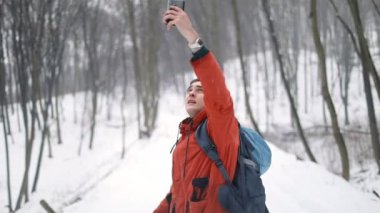 Orman için mobil sinyalleri arıyor adam