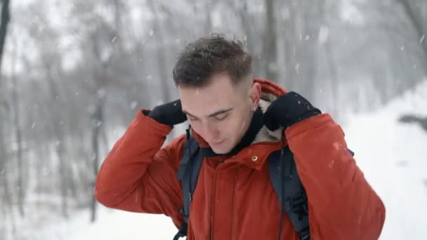 Muž na sobě kapuci na hlavě během procházky v lese — Stock video