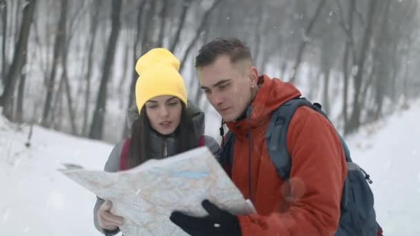 Couple Trouver le chemin avec la carte en forêt — Video