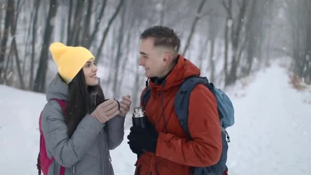 Dívka pití čaje v lese s muž, který držel termosky — Stock video