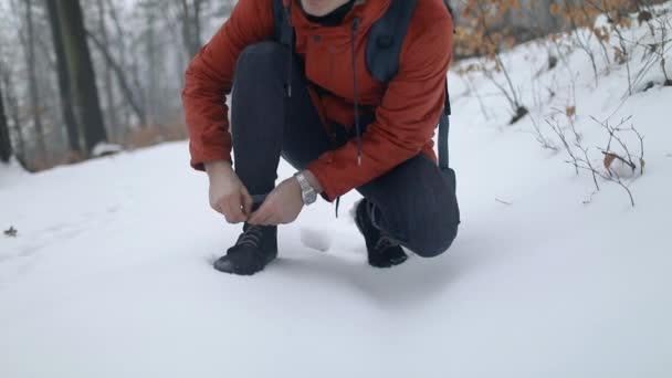 Mann zieht Schnürsenkel an — Stockvideo