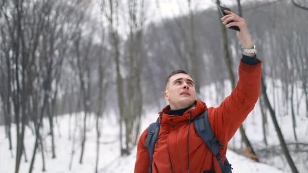 Потеря связи, человек в лесу в поисках мобильных сигналов — стоковое видео