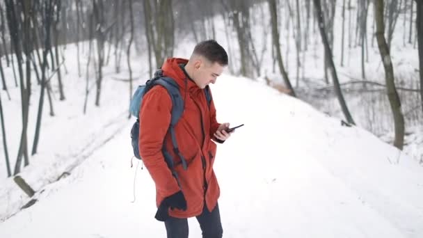 Uomo che utilizza bussola mobile nella foresta — Video Stock