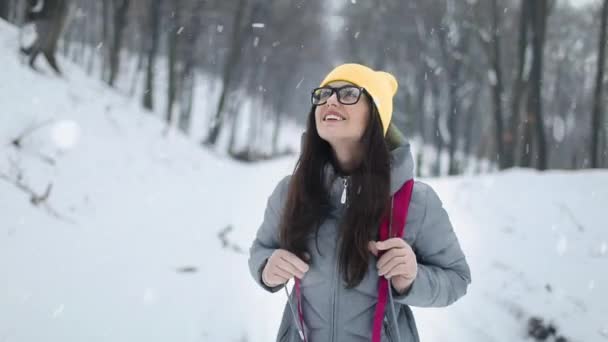 Meisje op zoek rond tijdens het wandelen in het bos — Stockvideo