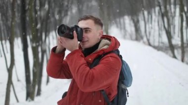 Fotoğrafçı fotoğraf ormandaki