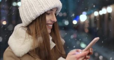 Açık kız manifatura mesaj smartphone cep telefonu ile ayakta