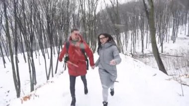 Mutlu çift ormanda birlikte çalışan