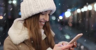 Kız kameraya smartphone kullanırken