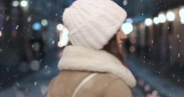 Mutlu kız gece eğleniyor