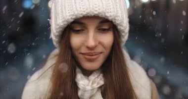 Geceleri kız gülümseyerek portresi