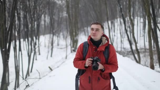 Фотограф, делающий фото в лесу — стоковое видео