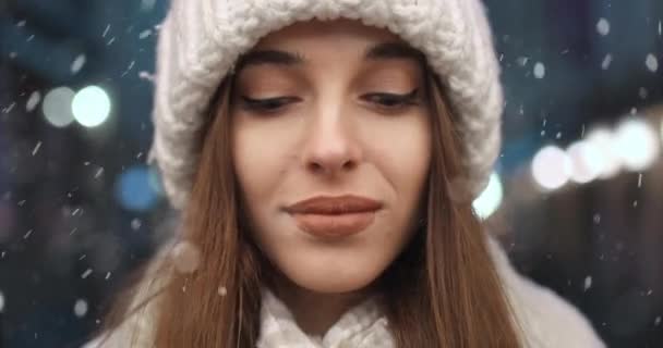 Portret van het meisje glimlachend nachts — Stockvideo