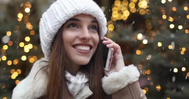 Gelukkig meisje praten over telefoon, buiten — Stockvideo