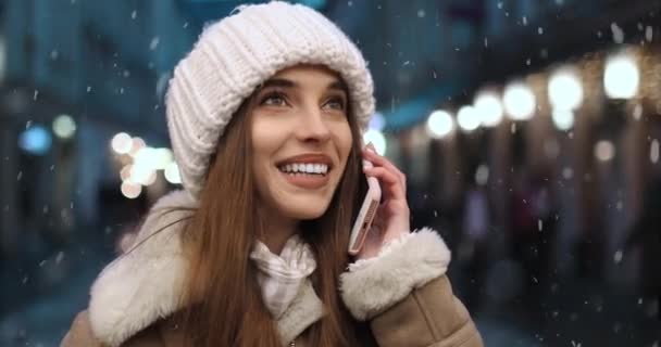 Κορίτσι μιλάει στο τηλέφωνο τη νύχτα — Αρχείο Βίντεο