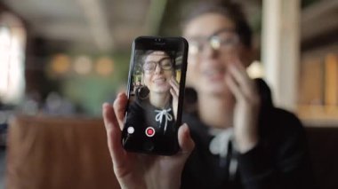 Genç Vlogger kayıt video sosyal ağ için
