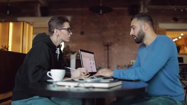 Equipo joven discutiendo proyecto en el trabajo — Vídeos de Stock