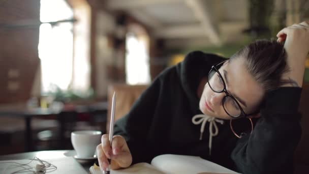 Pensando Chica Pensativa Escribiendo Nuevo Plan — Vídeos de Stock