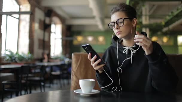 Chica escuchando música en el teléfono inteligente — Vídeo de stock