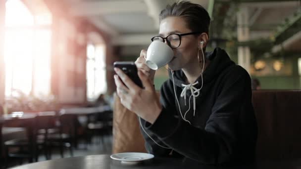 Meisje koffie drinken en muziek luisteren — Stockvideo