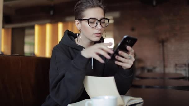 Jovem Garota excitada surpreendida com notícias no Smartphone — Vídeo de Stock