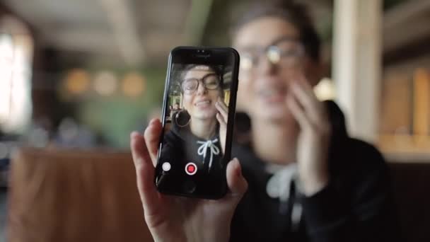 Junger Vlogger nimmt Video für soziales Netzwerk auf — Stockvideo