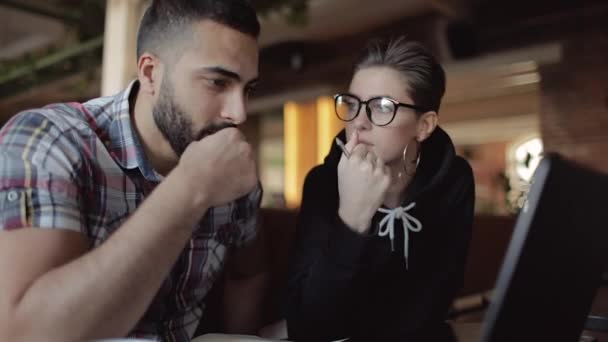 Yaratıcı tasarımcılar çalışma üstünde Laptop tartışıyor — Stok video