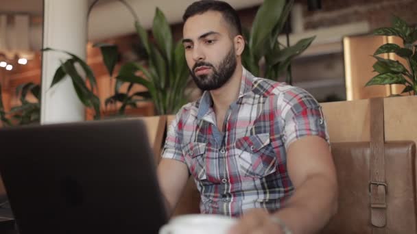 Homem bebendo café e trabalhando no laptop — Vídeo de Stock