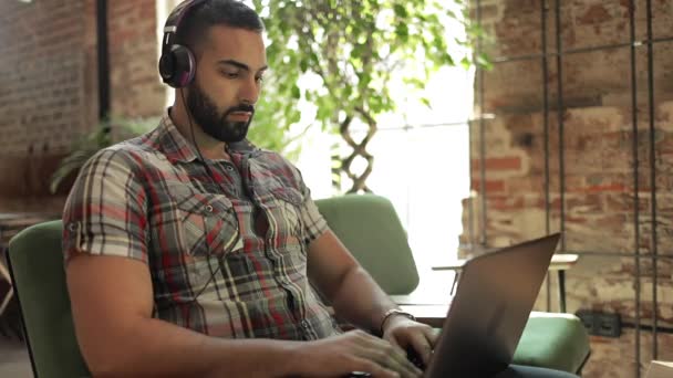 Ο άνθρωπος πληκτρολογώντας σε φορητό υπολογιστή στο χώρο εργασίας — Αρχείο Βίντεο