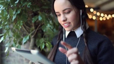 Genç kız tablet müzik dinleme