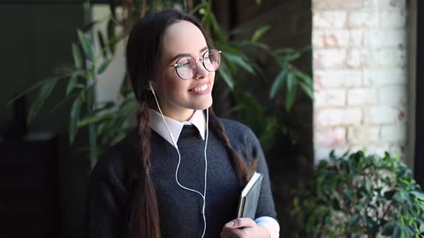 Retrato de menina sorridente olhando para a câmera — Vídeo de Stock