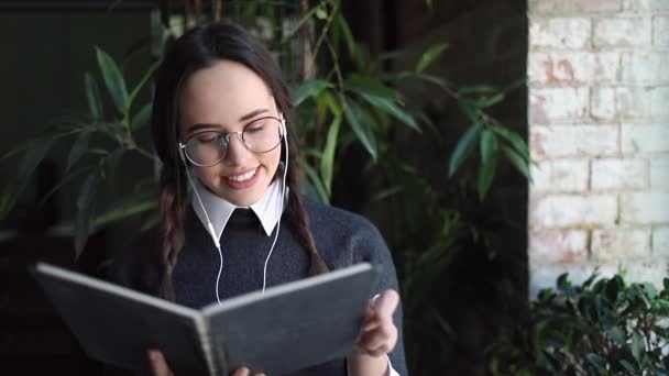 Портрет счастливой девушки, читающей книгу — стоковое видео