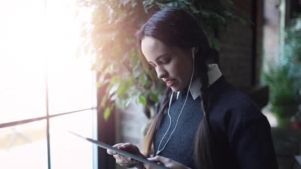 Chica joven usando tableta — Vídeos de Stock