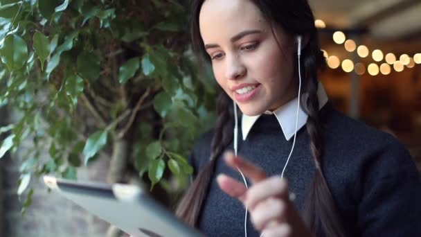 Chica joven escuchando música en la tableta — Vídeos de Stock