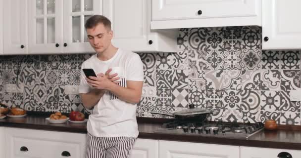 Muž pití kávy a SMS zprávy — Stock video
