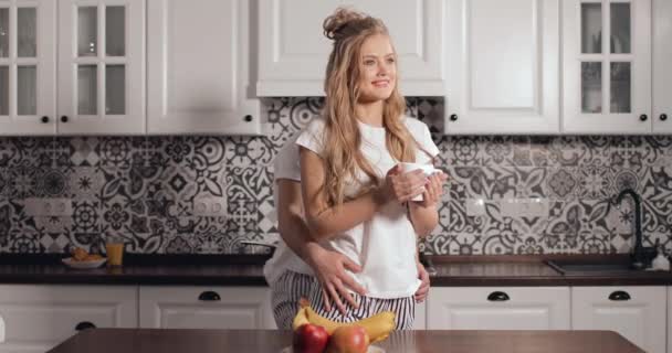 Amante casal abraço na cozinha — Vídeo de Stock