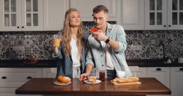 Pareja Joven Compartiendo Desayuno Cocina — Vídeo de stock