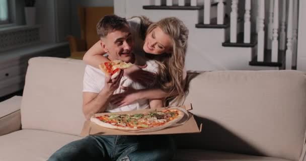 Amor, abraço e beijo por menina para namorado, Comer Pizza — Vídeo de Stock