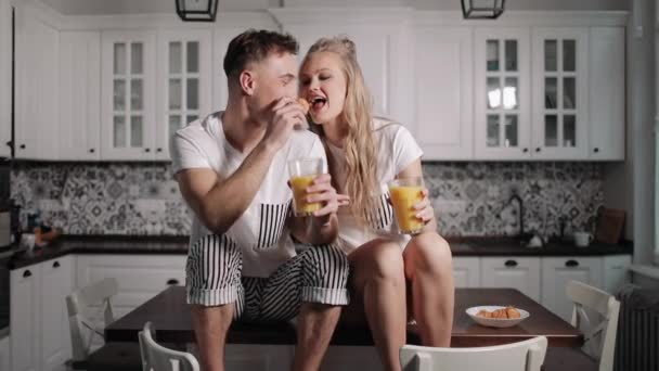 Jogando feliz casal beijando durante o café da manhã — Vídeo de Stock