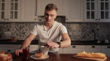 Adam acele yemek kahvaltı