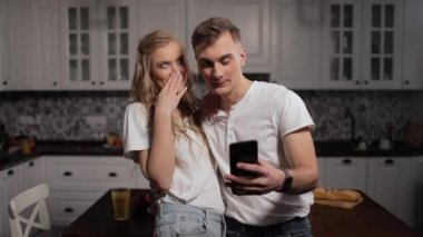 Duygu çift Smartphone fotoğrafları izlerken