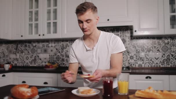 Человек с помощью планшета во время завтрака — стоковое видео