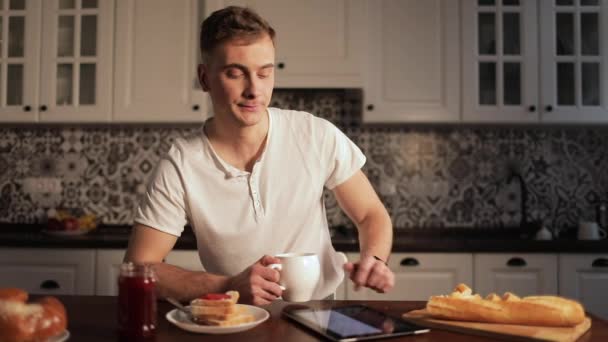 Kahve içme ve Tablet kaydırma adam — Stok video